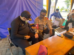 Kapolres Nganjuk Dorong Kesiapan Petugas Pam Operasi Ketupat 2024 dengan Pemberian Suplemen dan Cek Kesehatan