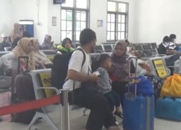 Mudik Lebaran 2024, Pemudik Padati Stasiun Kereta Api Jombang