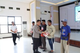 Polres Nganjuk Salurkan Ribuan Kantong Beras Zakat Fitrah yang Terkumpul dari Anggota