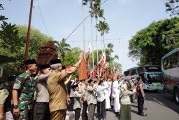 Dandim Nganjuk Bersama Forkopimda Berangkatkan 713 Calon Jemaah Haji