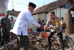 Polres Nganjuk Gelar Program Bedah Rumah dalam rangka HUT Bhayangkara Ke 78