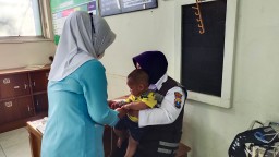Libatkan Tim Dokkes Polres Probolinggo Fasilitasi Pemeriksaan Kesehatan Balita Korban Kekerasan