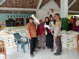 Desa katerban kec Baron hari ini salurkan Bantuan beras kepada 1382 KPM . 