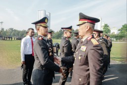 Hari Lahir Pancasila Kapolda Jatim Beri Penghargaan untuk 120 Anggota Berprestasi