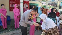 Polres Nganjuk bersama Pengurus Bhayangkari Cabang Nganjuk Bagikan Bansos untuk Warga Kurang Mampu