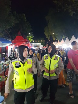 Polres Nganjuk Libatkan Tim Patroli Polwan dalam Pengamanan Pesta Rakyat dan Bazar UMKM