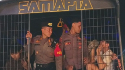 Polisi Surabaya pulangkan "Bobotoh" dengan pengawalan