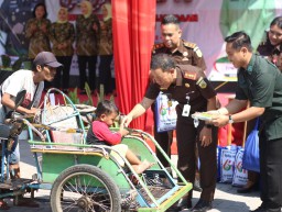 TINGKATKAN RASA SYUKUR PADA PERINGATAN HBA KE-64 TH.2024, KAJARI NGANJUK DAN IKATAN ADHYAKSA DHARMAKARINI (IAD) DAERAH NGANJUK SALURKAN BANTUAN KEMANUSIAAN DAN DONOR DARAH