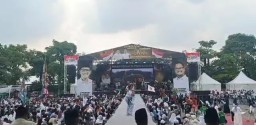 Lautan Pendukung Hadiri Kampanye Akbar Pasangan Gus Ibin dan Ausaf di GOR Bung Karno Begadung Nganjuk