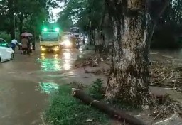 Banjir Merendam Jalan Utama Nganjuk-Kediri di Desa Joho Pace, Antrian Mengular Hingga Beberapa Kilometer