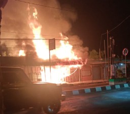 Dua Orang Terluka Akibat Kebakaran Kios Depan Samsat Nganjuk Diduga Disebabkan Kebocoran Tabung LPG