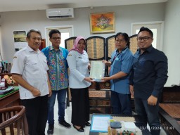 Disporabudpar Serahkan Sertifikat Kompetensi ke 5 Calon Anggota TACB Nganjuk yang Kompeten Bidang Cagar Budaya