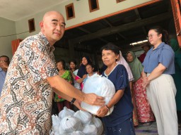PT Profound Indonesia Gelar Bakti Sosial di Desa Mlorah, Bagikan Sembako Pada Warga Terdampak Banjir