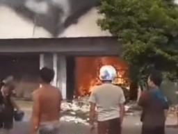 Terjangan Api Habiskan Isi Gudang Plastik Warga Prambon