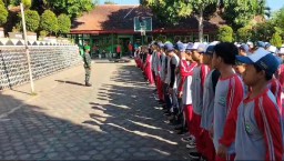 Peduli Pada Generasi Muda Sertu Asep Indra Babinsa Desa Blongko Membantu Menyampaikan Wawasan Kebangsaan