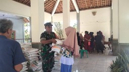 Selalu Hadir Dalam Setiap Program Pemerintahan Desa Babinsa Loceret Berikan Pendampingan Penyaluran Beras