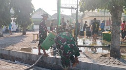Babinsa Lengkong Bersama Remaja Masjid Desa Binaan Kerja Bakti Membersihkan Masjid.