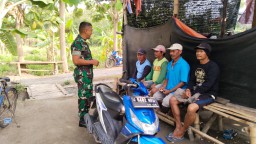 Mempererat Hubungan TNI Dan Rakyat Babinsa Jatikalen Melaksanakan Komsos Di Desa Binaannya