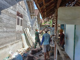 Selalu Hadir Untuk Meringankan Beban Warganya Babinsa Koramil 20 Ngluyu Kerja Bakti Membantu Pembangunan Rumah 