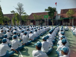 Mantapkan Karakter Bangsa Babinsa Koramil 0810/13 Lengkong Melaksanakan Pelatihan Taruna Hebat Di SMKN 1 Lengkong