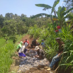 Babinsa Bersama Masyarakat Kerja Bakti Bangun Jalan Makadam Di desa klodan kecamatan ngetos' kabupaten Nganjuk