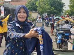 Calon Bupati Ita Triwibawati Bagikan Ribuan Kaos dan Sembako kepada Tukang Becak di Posko Pemenangan