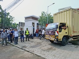 Babinsa Koramil Bagor Kodim 0810/Nganjuk Kawal Pendistribusian Logistik Pemilu Dari Gudang KPU Kab. Nganjuk