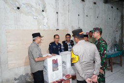 Malam Hari Pastikan Logistik Pilkada Terdistribusi Dandim Nganjuk Bersama Forkopimda Keliling TPS
