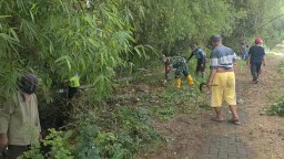 Babinsa Koramil 0810/03 Loceret Laksanakan Kerja Bakti Pembersihan Parit Bersama Warga