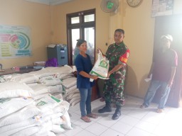 Babinsa Lakukan Pendampingan Penyaluran Program Keluarga Harapan (PKH) Di Desa Binaan
