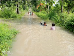 Tiga Hari, Puluhan Rumah di Jogomerto Tanjunganom Terendam Banjir Gara-gara Sampah
