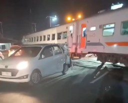 Mobil Tersambar Kereta Api Dhoho di Perlintasan Mengkreng, Bagian Belakang Ringsek