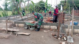 Sinergi TNI Bersama Rakyat Babinsa Bantu Bangun Rumah Warga