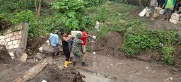 Babinsa Sambikerep Gotong Royong Perbaiki Plengsengan Yang Longsor Akibat Hujan Deras