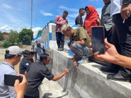 DPRD Sidak Jembatan Mungkung Koreksi Diduga Pondasi Tidak Dalam