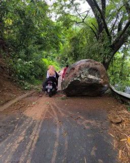 Batu Raksasa Gunung Wilis Longsor, Warga Blongko Terisolir