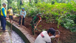 Untuk Mengatasi Keterbatasan Air Di Lahan Sawah Babinsa Rejoso Dampingi Program Irigasi Pipanisasi