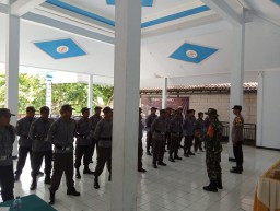 Babinsa Berikan Pelatihan Dasar Satlinmas Guna Mendukung Tugas Tugas Keamanan, Ketertiban Di Desa.
