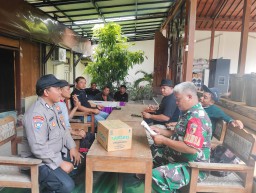 Guna Menjaga Hubungan Baik Babinsa Desa Tempuran Koramil 20 Ngluyu Terus Melaksanakan Komsos Dengan Warga Binaannya