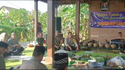 Jaga Tradisi Leluhur, Babinsa Koramil 0810/03 Loceret Ikuti Kegiatan Bersih Desa