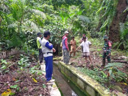Kompak || Babinsa Koramil Rejoso Bersama Kelompok Tani Dan PPL Melaksanakan Pengecekan Mata Air Untuk Jaringan Pipanisasi.