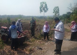 Optimalkan Alsintan Babinsa Koramil 0810/15 Rejoso Bersama PPL Cek Fisik Alsintan Poktan Rukun Tani Desa Sambikerep