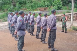 Babinsa Koramil 0810/18 Ngetos Berikan Materi PBB Anggota Linmas Tingkatkan Kedisiplinan
