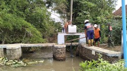 Babinsa Koramil 0810/03 Loceret Bersama Warga Binaan Kerja Bakti Bersihkan Sampah Di Sungai