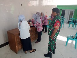 Babinsa Mojodhuwur Dampingi Kegiatan Posyandu di Desa Mojodhuwur