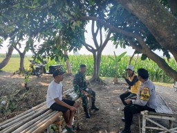 Babinsa Koramil 0810/13 Lengkong Melaksanakan Komunikasi Sosial (Komsos) Bersama Tiga Pilar