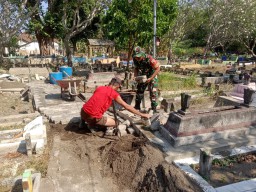Babinsa Terjun Langsung Bantu Warga Perbaiki Akses Jalan Di Tempat Pemakaman Umum