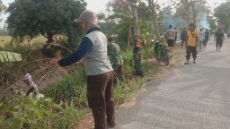 Babinsa Bagor Ajak Kerja Bhakti Pembersihan Sungai Sebagai Upaya Antisipasi Banjir Di Musim Hujan
