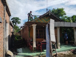 Wujud Kepedulian Kepada Warga Anggota Koramil 0810/15 Rejoso Bantu Bersihkan Puing-Puing Pasca Kebakaran Rumah.