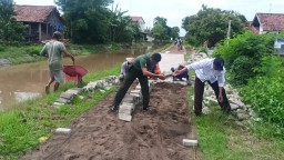 Kedekatan Babinsa Wujud Kemanunggalan TNI Dan Masyarakat Untuk Membangun Desa Di Bidang Perbaikan Jalan